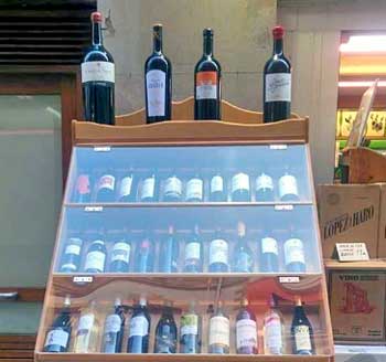 Expositores de vinos en mueble rústico