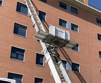 Grúa elevadora para fachada