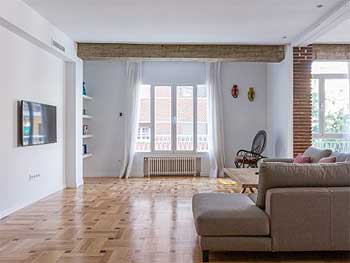 Imitación casa antigua en ciudad