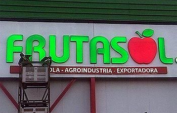 Instalación letras volumétricas