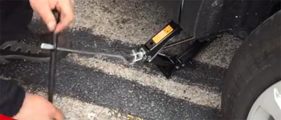 Cómo elevar un coche con el gato