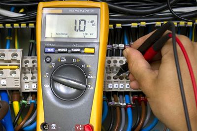 Mantenimiento eléctrico con polímetro