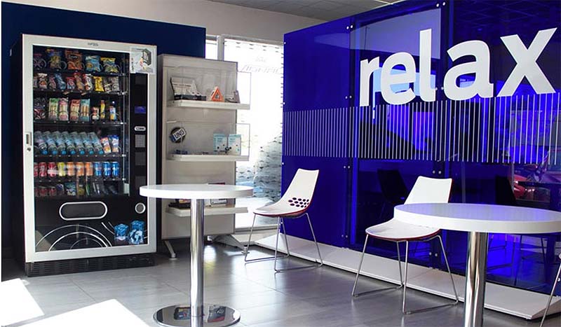 Instalación máquina vending más mobiliario Instalación máquina vending más mobiliario