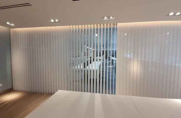 Instalación de cortinas verticales