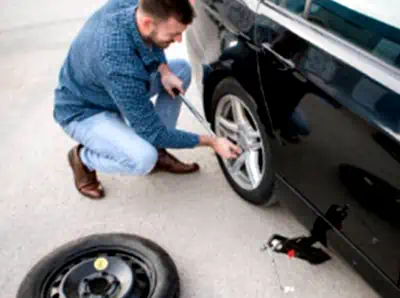 Cómo cambiar la rueda de un coche