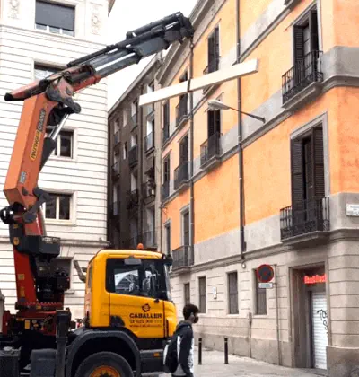 Cómo funciona camión grúa pluma