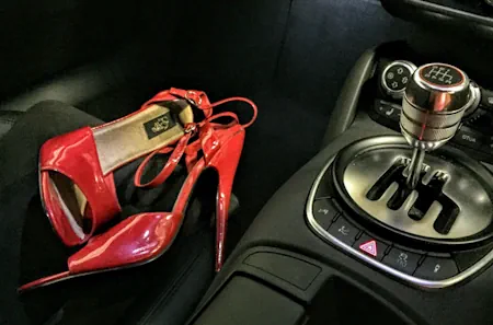 Conducir con tacones con seguridad