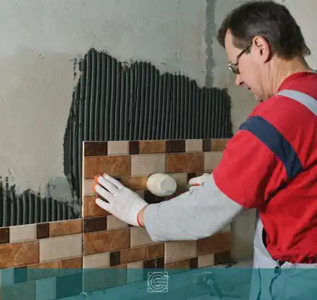 Mural de cerámica con relieve