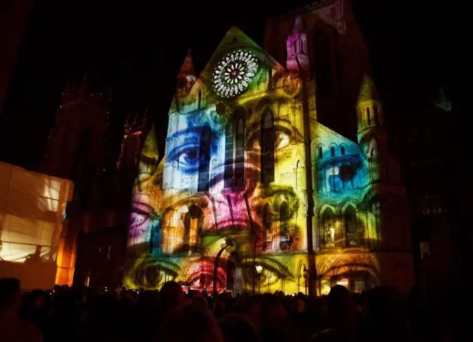 Servicio proyección audiovisual en edificios