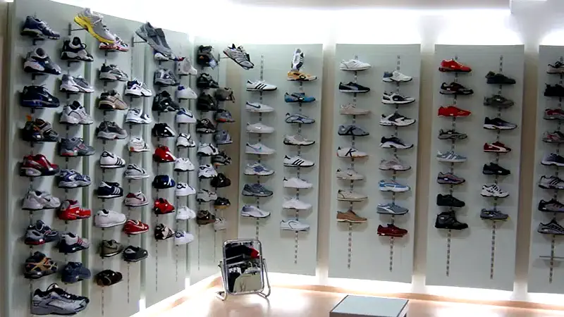 Mobiliario tienda deportiva.
